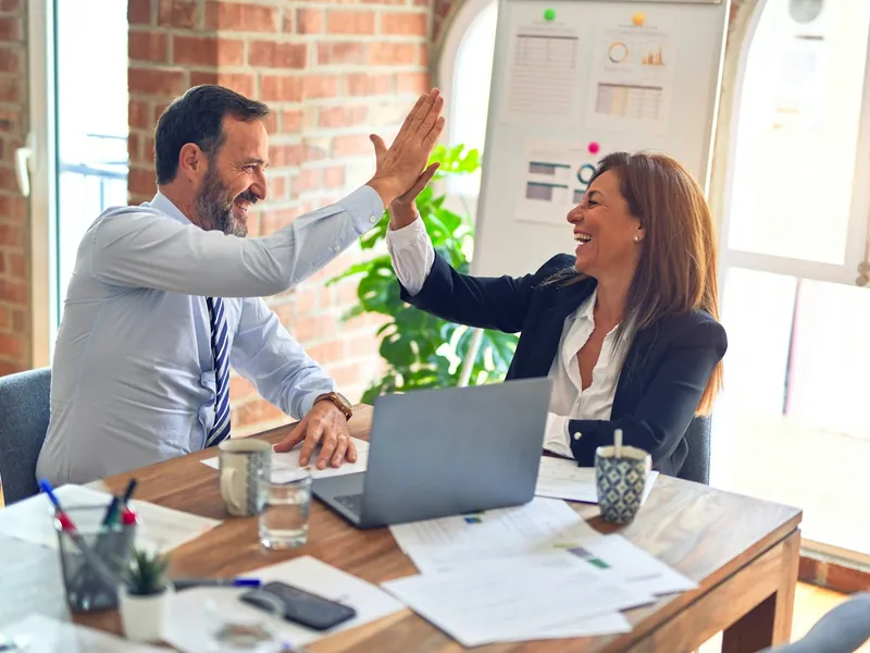 Socios de una empresa celebran un acuerdo comercial en su oficina