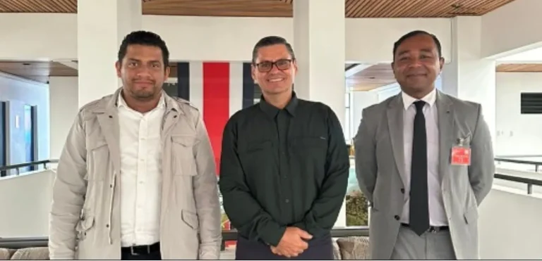 David O. Abraham y Paul Stephen, de CILIB, con el viceministro Fernando Vargas en San José