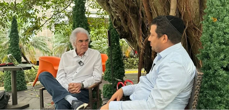 David O. Abraham, presidente de CILIB, durante una intervención en medios de comunicación de Costa Rica