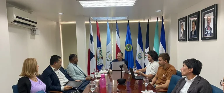 Paul Stephen, director regional de CILIB, en la firma del convenio con la CECC/SICA