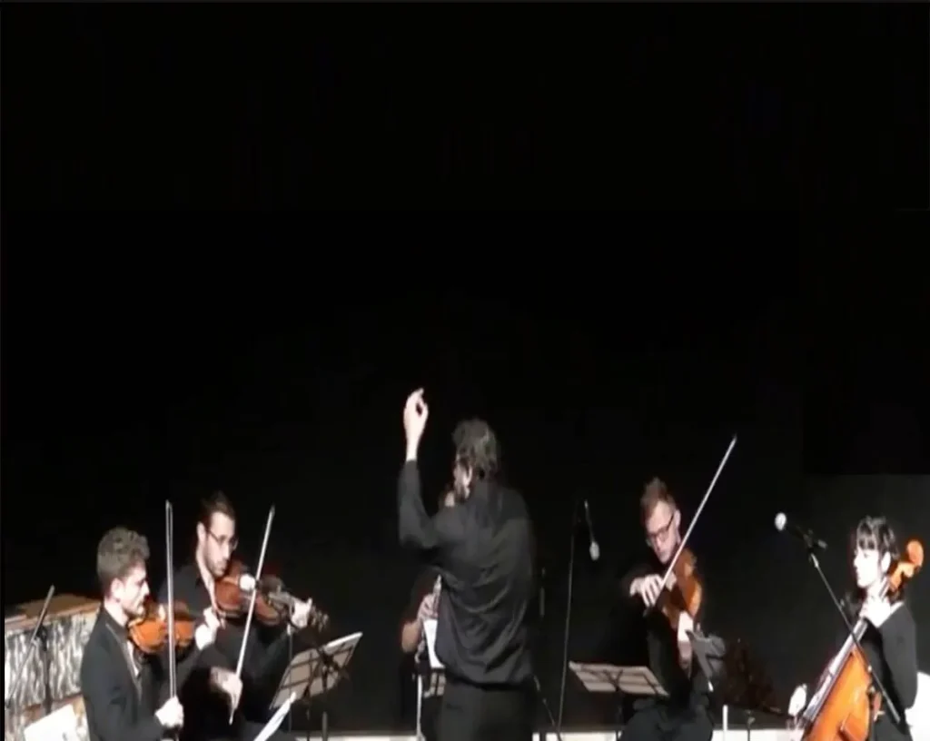 Francesco Lotoro durante sua homenagem à música costa-riquenha no Concerto pela Paz