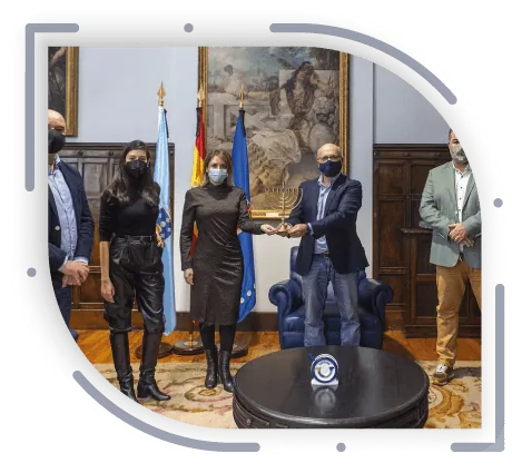 Noticia de La Voz de Galicia sobre la Menorah para la Diputación y Ribadavia