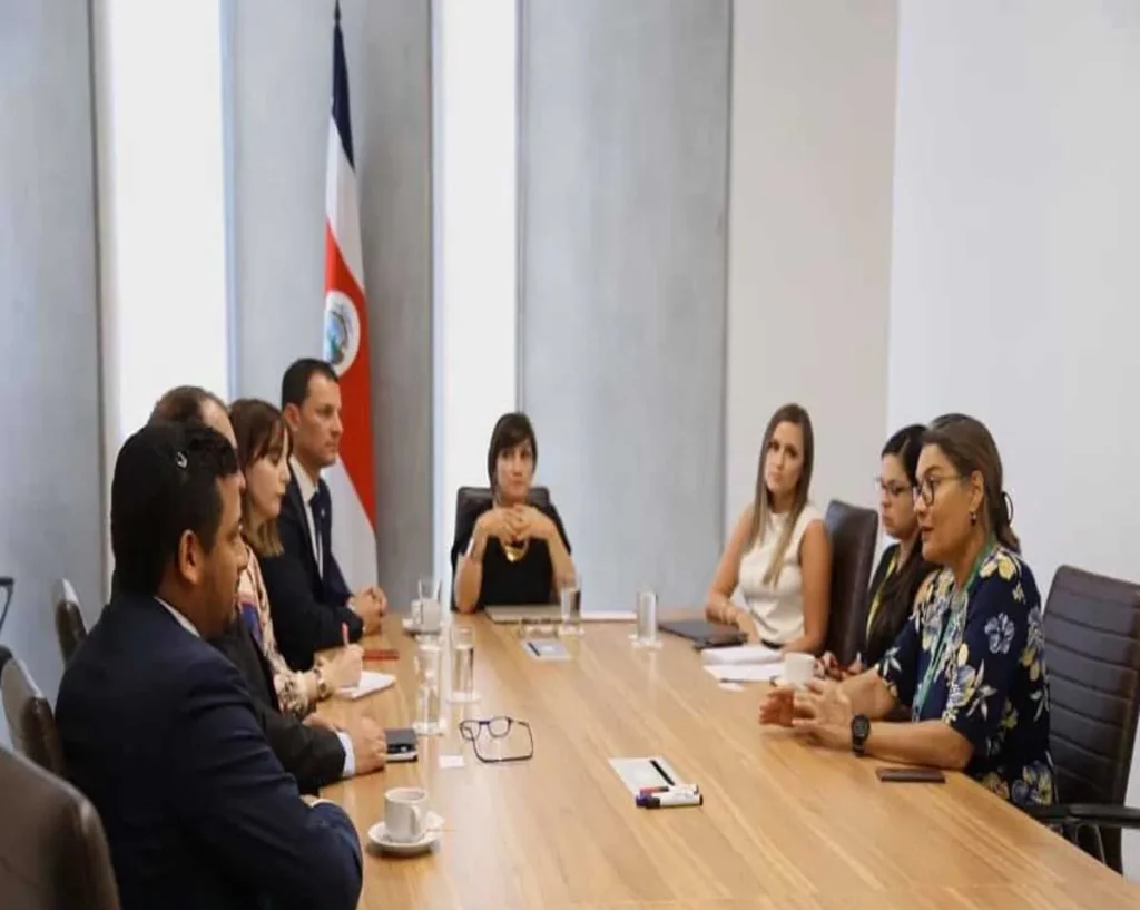 מפגש בין Jordi Gallardo ל-Victoria Hernández Mora, שרי הכלכלה של אנדורה ושל קוסטה ריקה