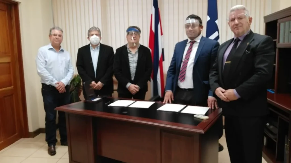 Representantes de la UTN, la Cámara y la OSPCR reunidos para el convenio de cooperación