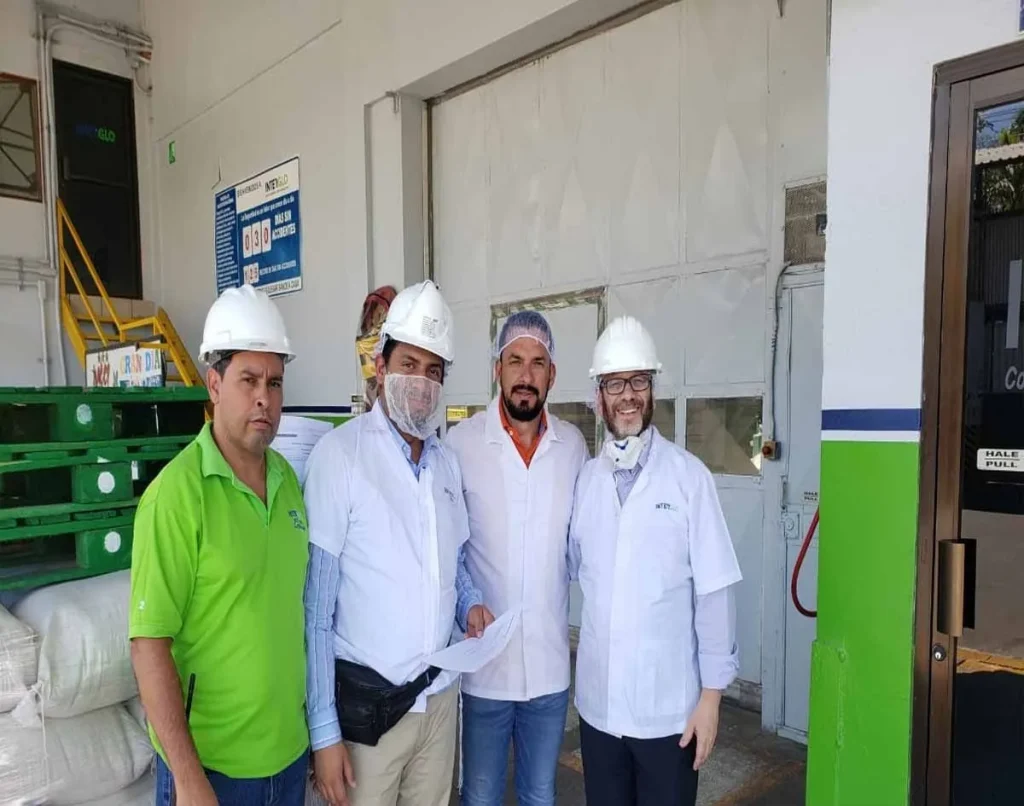 David Abraham y el rabino Rubén Najmanovich en las instalaciones de Interglo en Puntarenas, Costa Rica